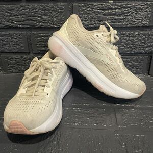 Brooks Ghost Max 2 Women Size 6 D Running Shoes Coconut Milk / Gray / Zephyr